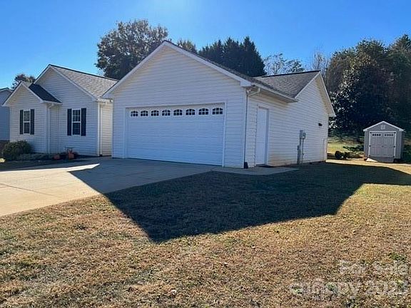 3rd image of 118 Freshfield Dr