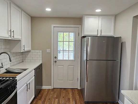 4th image of 20 S Lake Ave #1