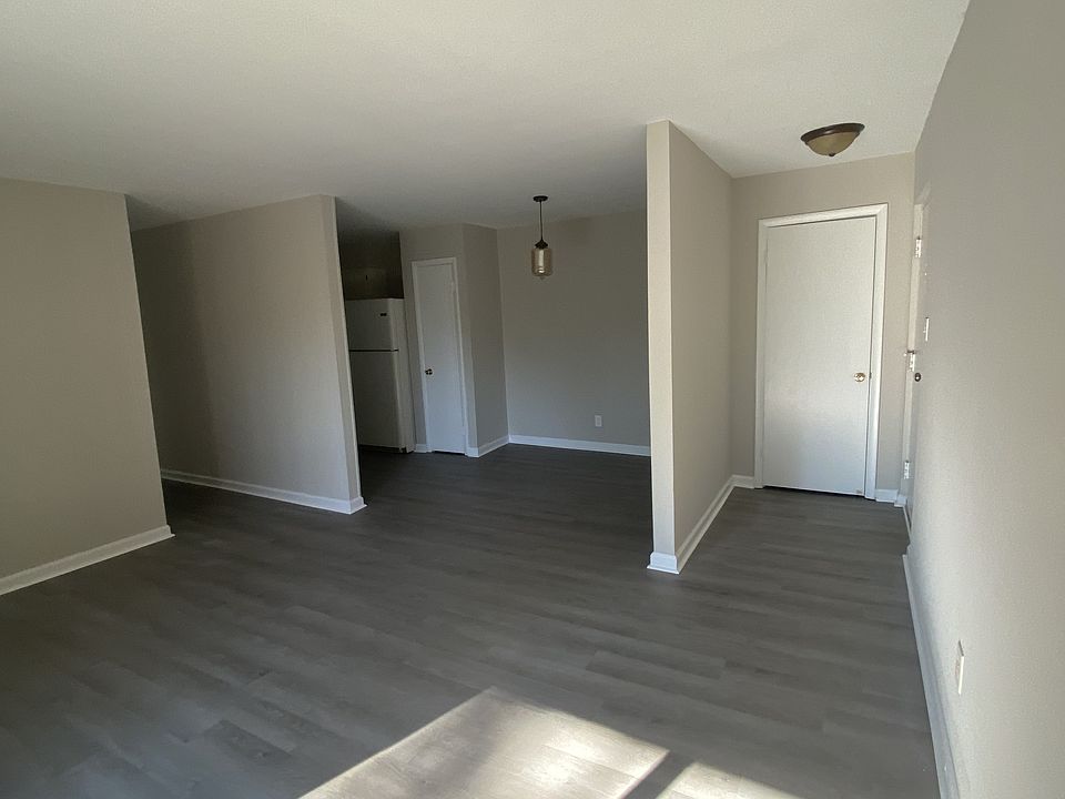 View towards entryway, dining, and kitchen