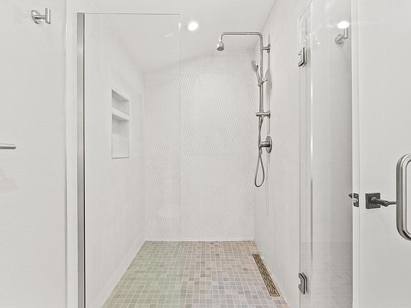 5th image of 1147 Fewtrell Dr #1