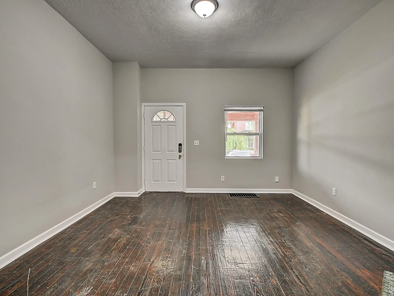 3 bed, 1.5 bath, 1530 sqft, $1,300 — Photo 4