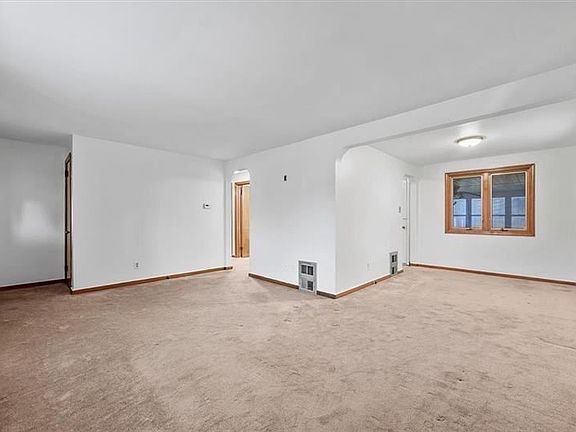 4th image of 21 Essex Dr