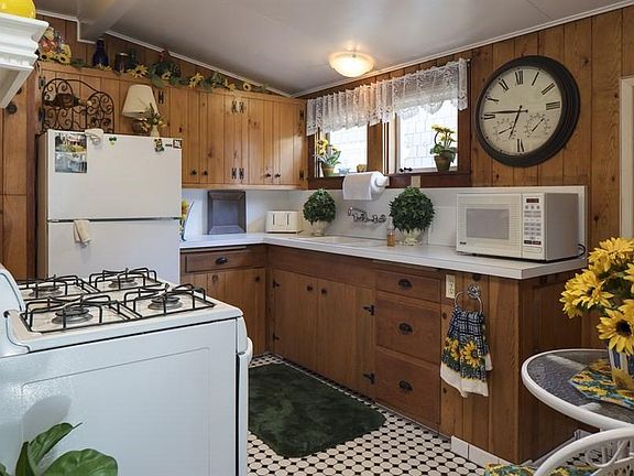 Cute & well-equipped kitchen
