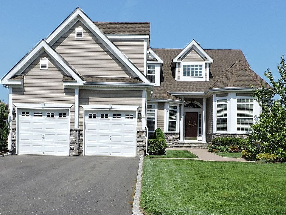 76 Foxglove Row - Aquebogue 