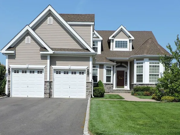 76 Foxglove Row, Riverhead, NY 11901