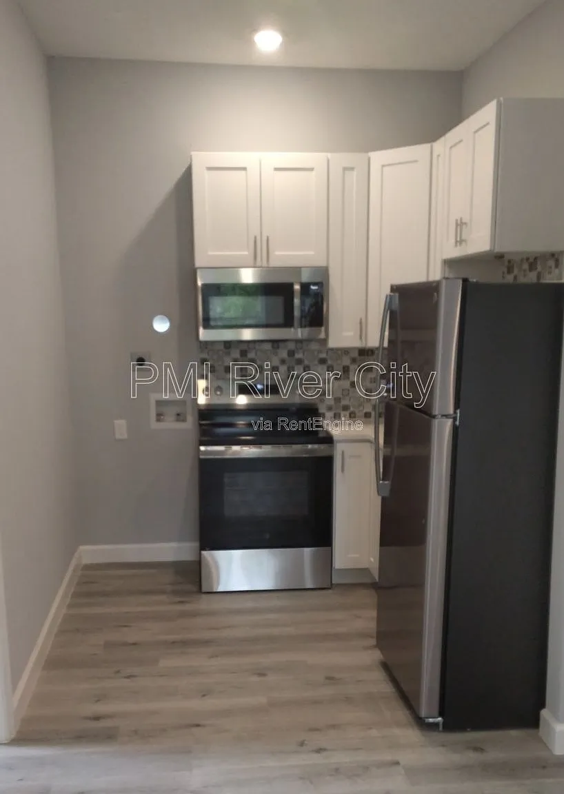 2 bed, 1.0 bath, $1,070 — Photo 2