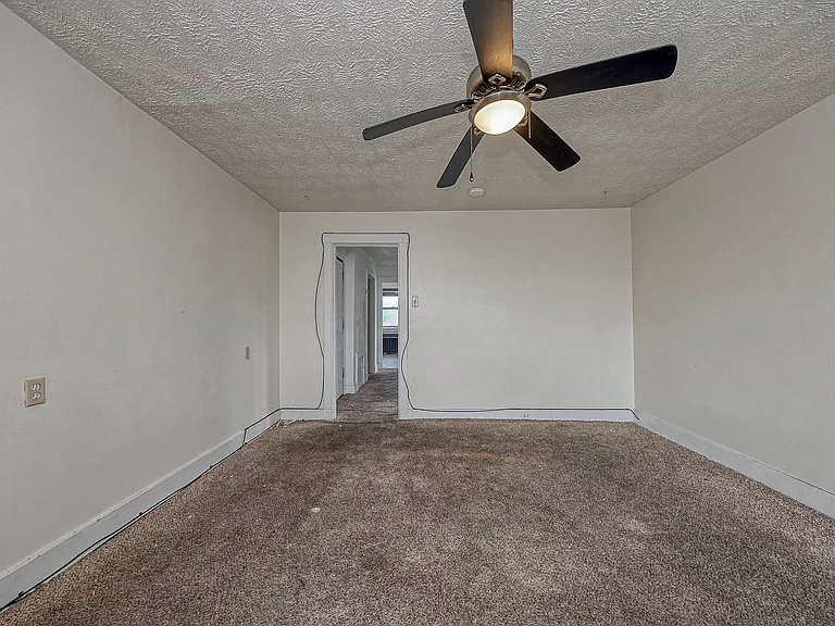 2361 Brownsville Rd — Photo 5