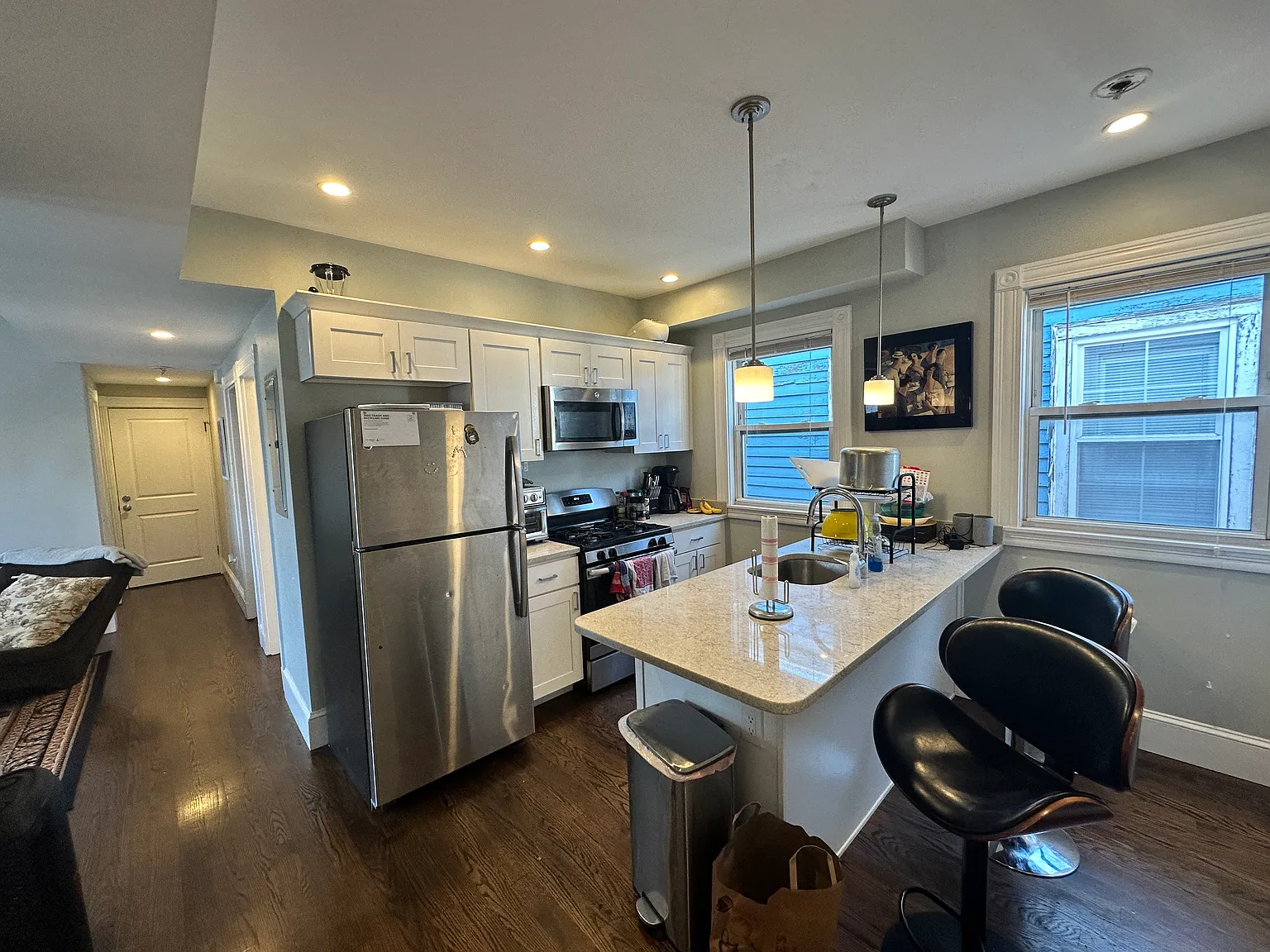 3 bed, 1000 sqft, $3,700 — Photo 1