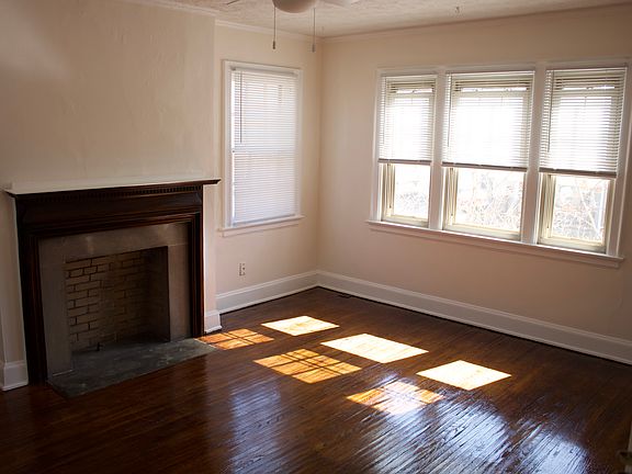 Living room/bedroom.