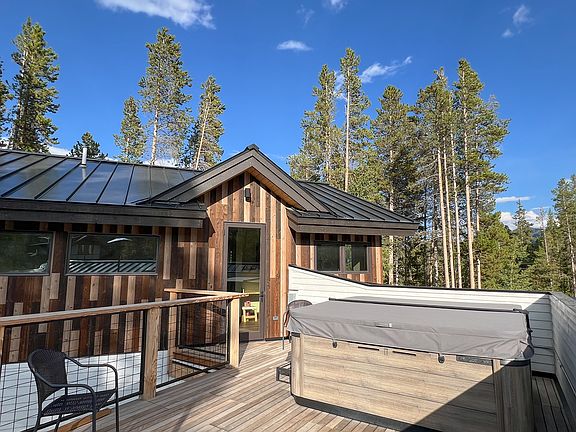 Rooftop deck with premium 8-person hot tub