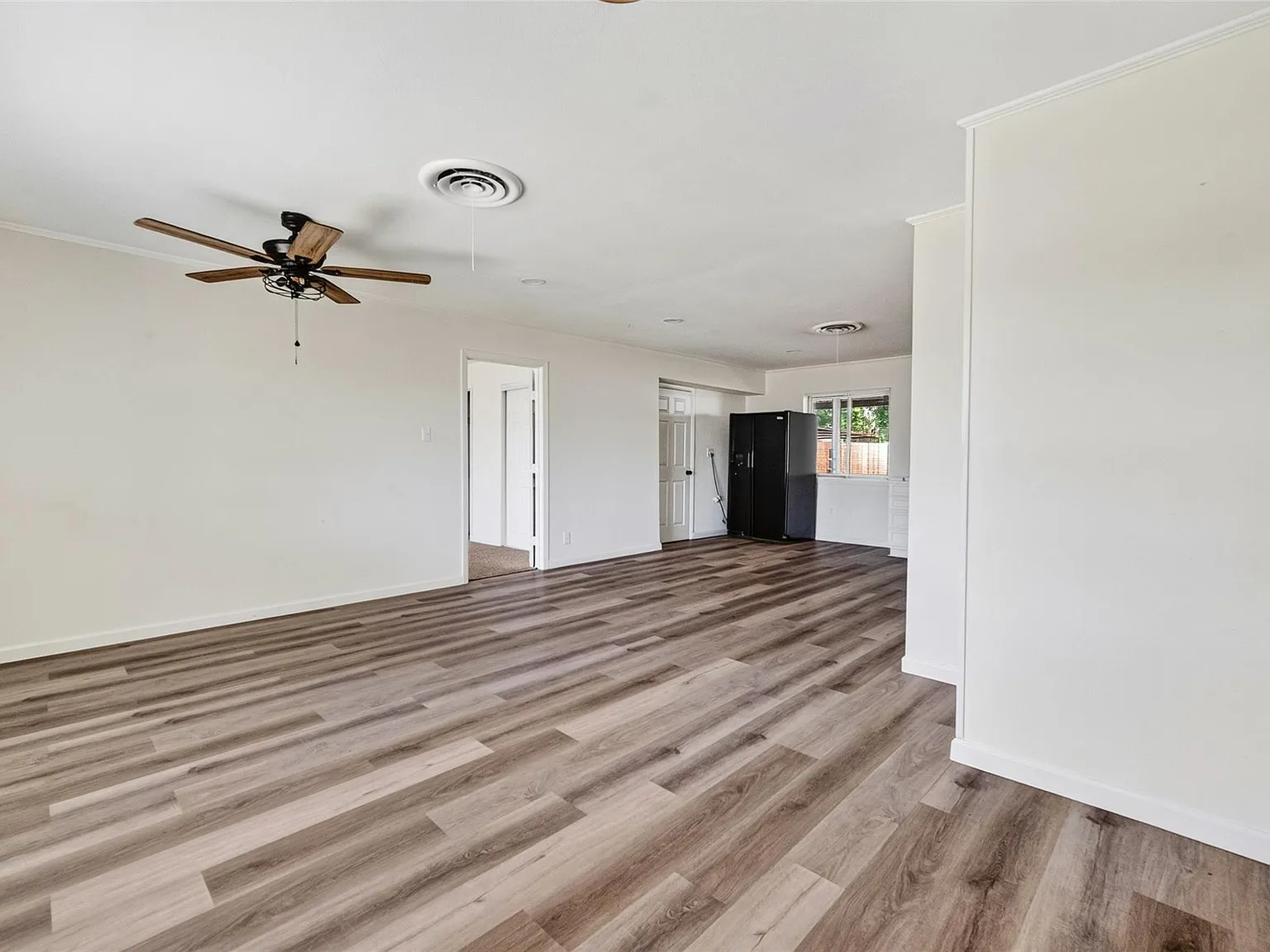 3 bed, 2.0 bath, 1298 sqft, $2,050 — Photo 4