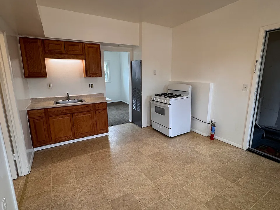 2 Schuyler St #2