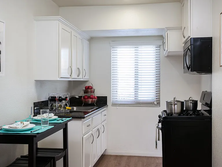 California Palms Apartments — Photo 15