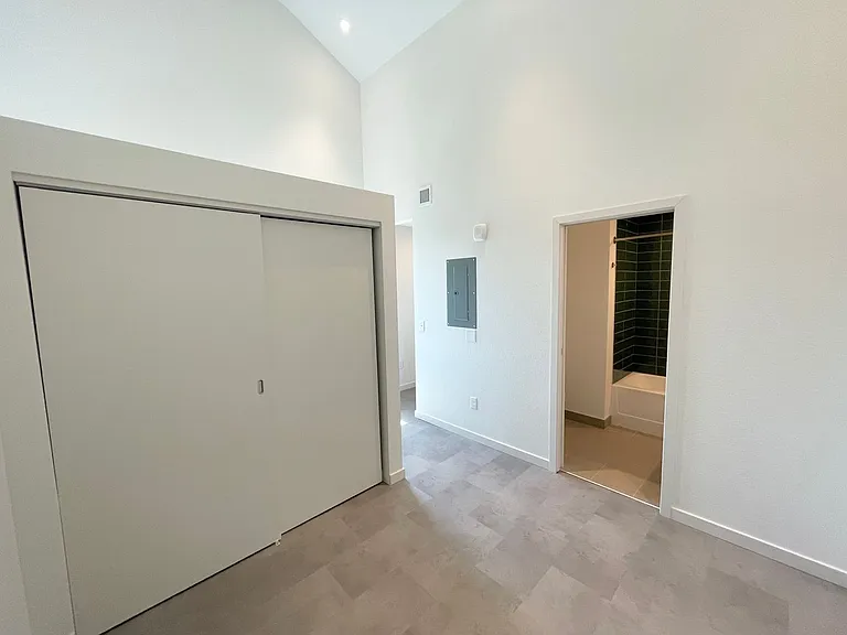 3333 Hennepin Ave — Photo 15