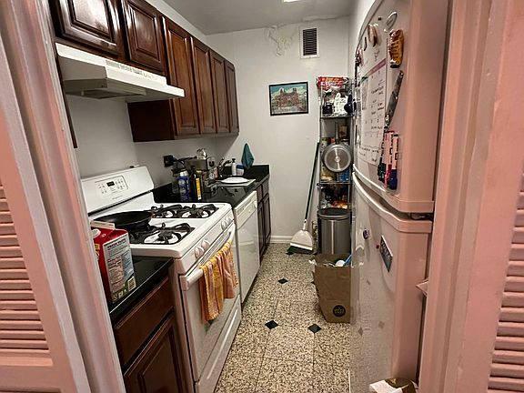 5th image of 279 E 44th St APT 15O