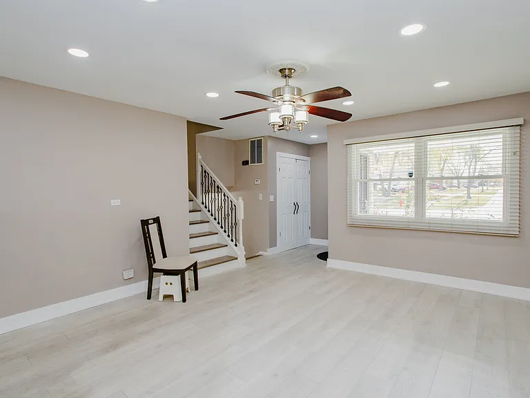 720 Durham Ln — Photo 3