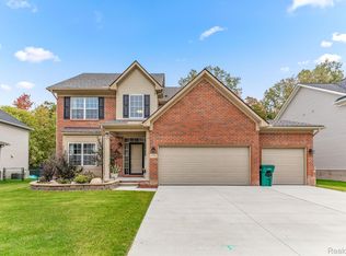 17751 Woodstock Ct, Brownstown, MI 48174