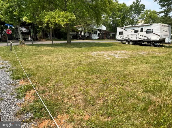 11 Jellystone, Falling Waters, WV 25419