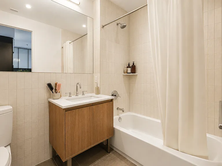 10-25 Jackson Ave #7G — Photo 9