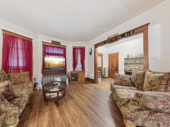 3rd image of 652 Dayton Ave