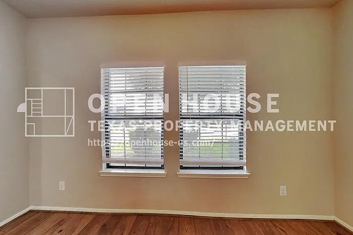 3 bed, 2.5 bath, 2820 sqft, $2,450 — Photo 4