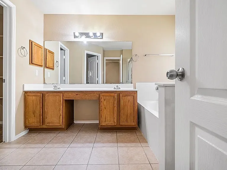 4 bed, 2073 sqft, $2,342 — Photo 2