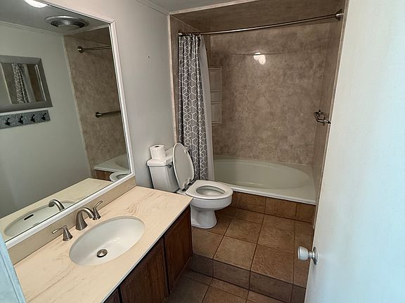 3rd image of 1035 Seacliff Dr N