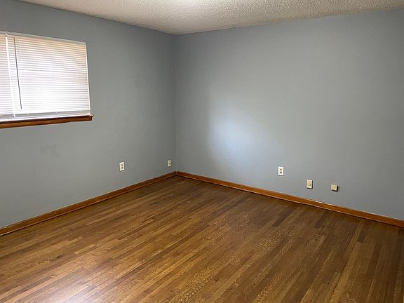 3rd image of 4763 Hillmont Ave