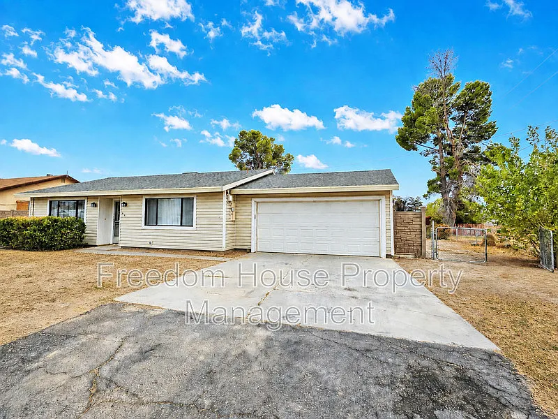 3 bed, 2.0 bath, 1370 sqft, $1,450 — Photo 3