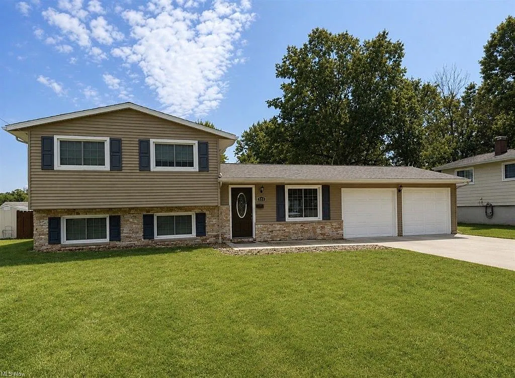 4 bed, 2.5 bath, 2110 sqft, $3,000 — Photo 1