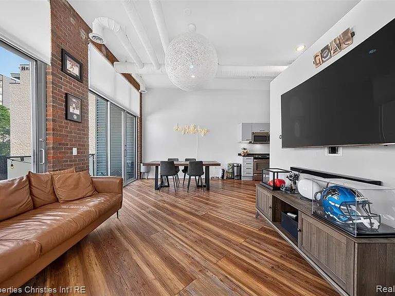 614 Troy St #105 — Photo 7