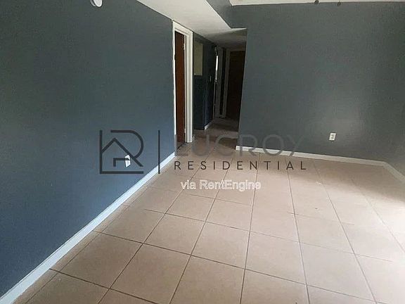 5th image of 2694 Woodside Dr