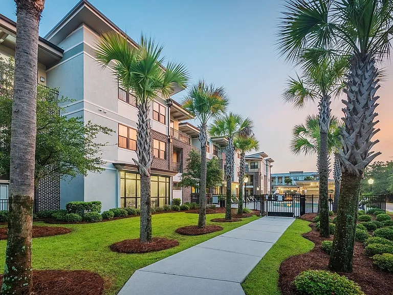 Centre Pointe Apartments — Photo 9