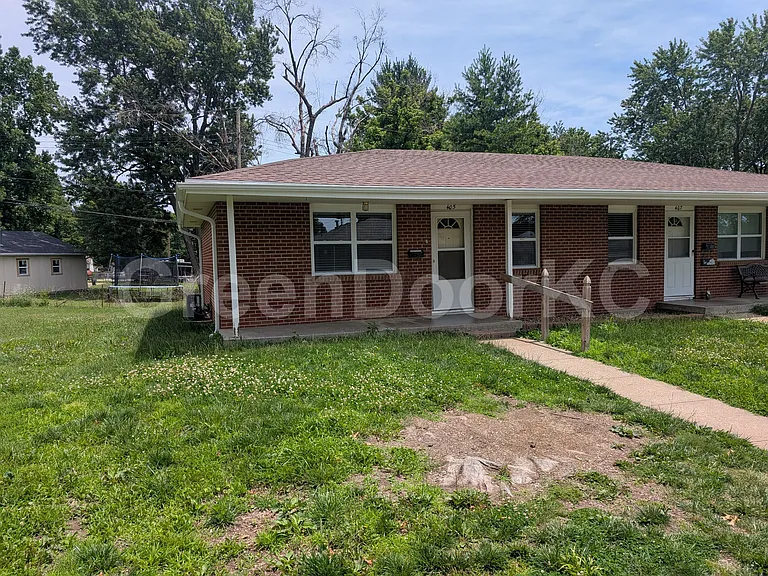 405 Holiday Dr — Photo 1