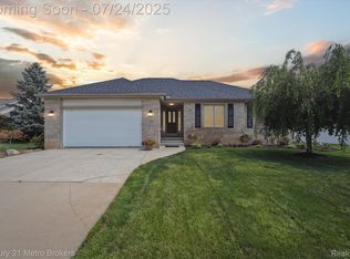 1504 Eden Gardens Dr, Fenton, MI 48430