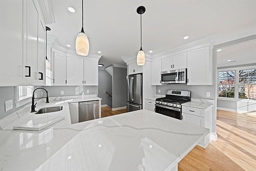 5th image of 473 Newport Ave #A