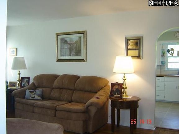 5th image of 72 Woodview Ave