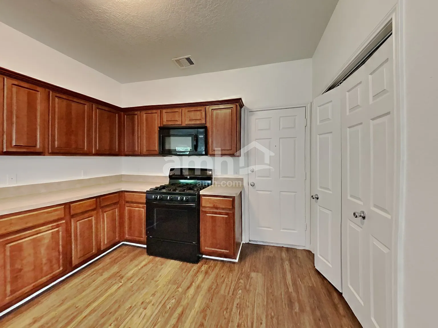3 bed, 2.5 bath, 2192 sqft, $1,985 — Photo 4