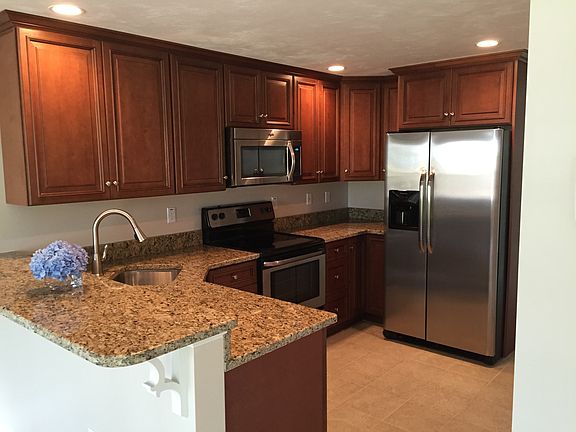 Kitchen - Granite Counters & Staineless Steel Appliances