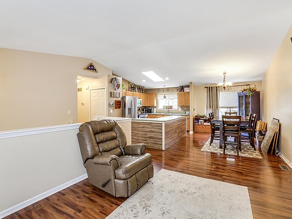 3rd image of 6799 Maplelawn Dr
