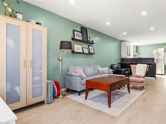4th image of 29 Wexford Ave N