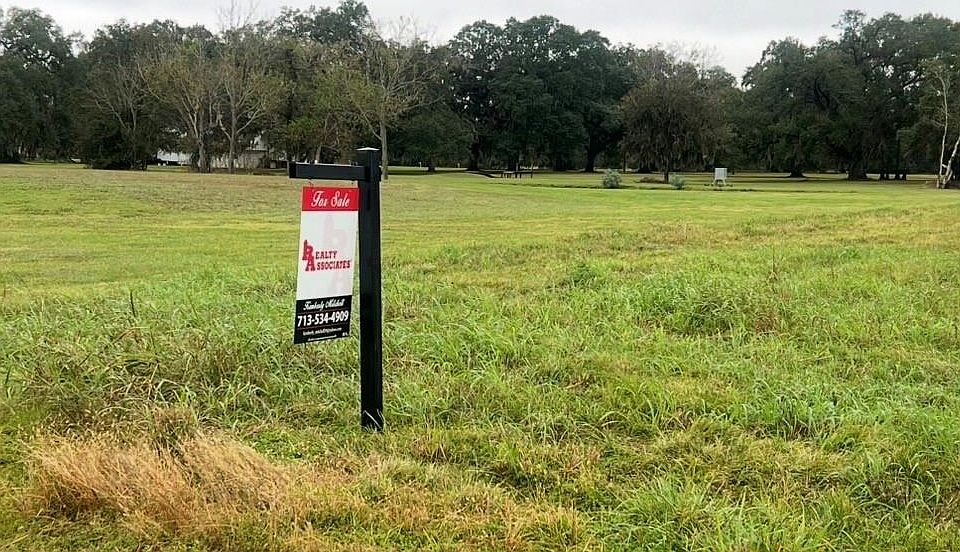 1st image of 562 Mill Rd