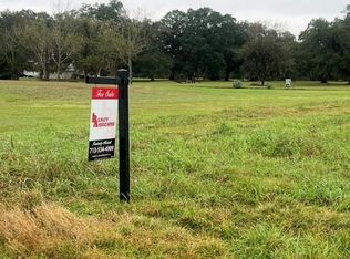 562 Mill Rd, Angleton, TX 77515