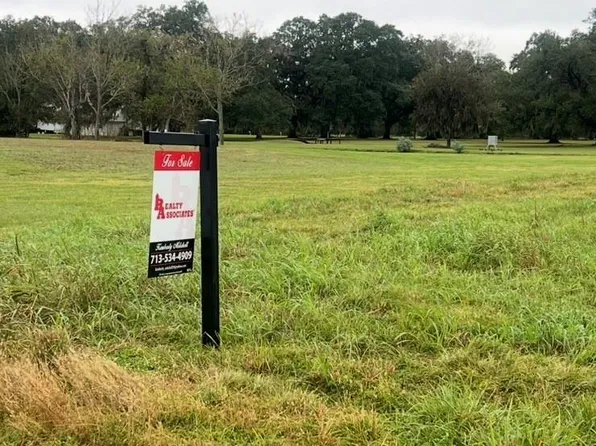 562 Mill Rd, Angleton, TX 77515