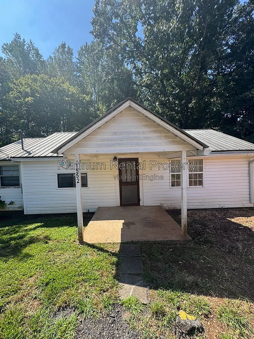 3 bed, 1.0 bath, 1023 sqft, $1,300 — Photo 2