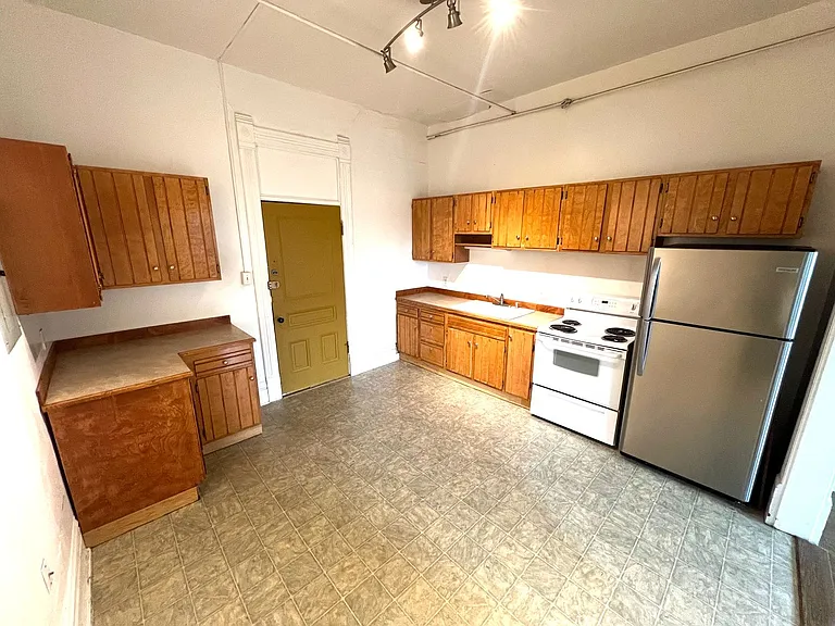 517 E. Broadway St. — Photo 9
