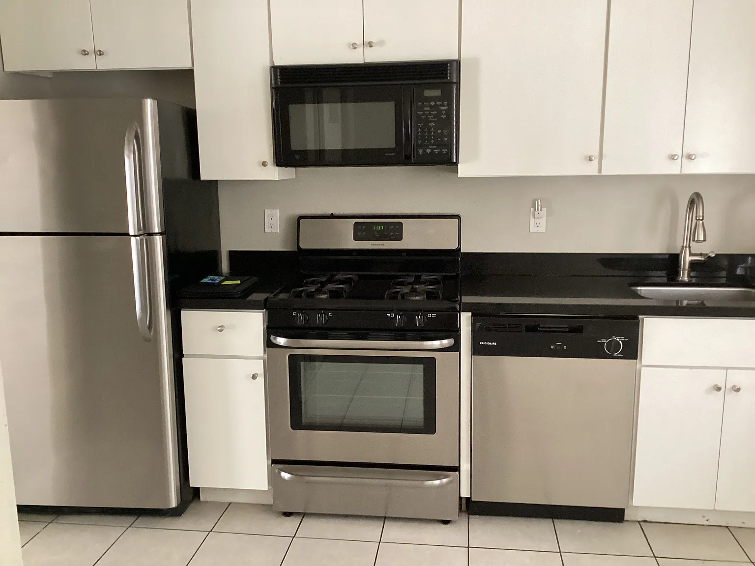 2 bed, 900 sqft, $1,350 — Photo 1