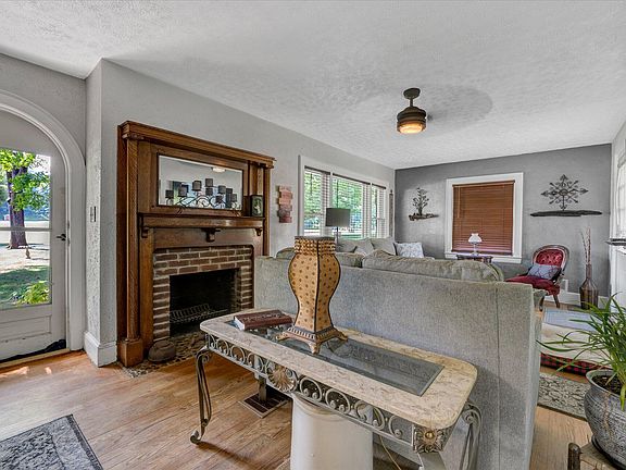 3rd image of 717 Apperson Dr