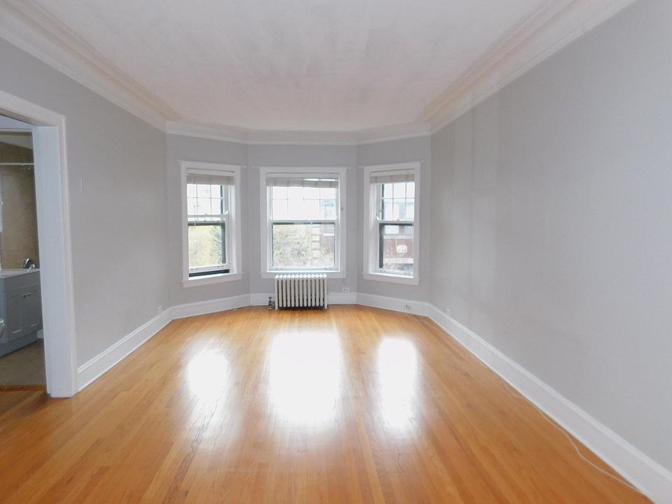 1st image of 842 Hinman Ave APT 3