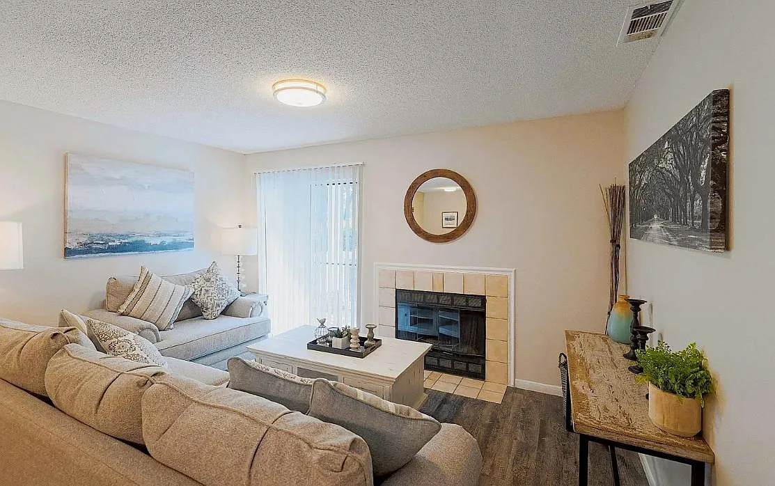 Hickory Grove — Photo 1